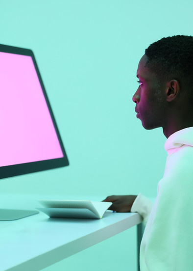 Naar een scherm staren